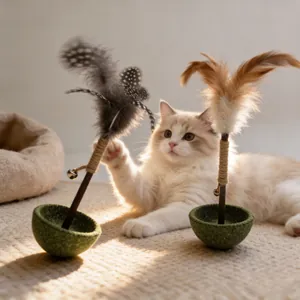 Gedetailleerd overzicht van kattenspeelgoed met veren en houten basis
