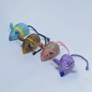 Dettaglio di quattro giocattoli per gatti in peluche colorati con lunghe code di corda
