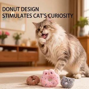 Plüschtier Donut Katzenspielzeug mit Katzenminze in gemütlicher Wohnzimmer-Umgebung