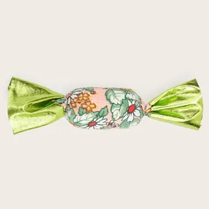 Detailweergave van kattenkruidspeeltje in snoepvorm met bloemenstof en groene uiteinden.