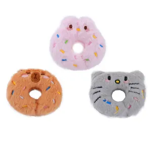 Drei süße Plüsch-Katzenminze-Spielzeuge in Donutform mit Tiergesichtern in verschiedenen Farben