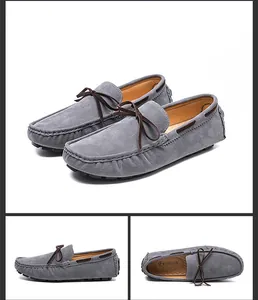 Graue Wildleder-Loafer in verschiedenen Ansichten mit braunen Schleifen für Herren