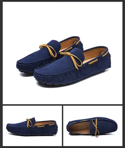 Detailansicht marineblauer Slipper aus Wildleder mit kontrastierenden gelben Schnürsenkeln