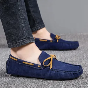 Klassische blaue Wildleder-Herren-Loafer mit Schleife und rutschfester Noppensohle