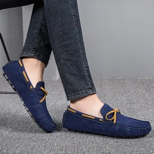 Klassische marineblaue Wildleder-Loafer für Herren, Freizeitschuhe mit gelben Schnürsenkeln.