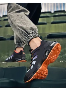 Primo piano di scarpe da corsa traspiranti per uomo con suola in gomma arancione