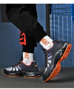 Dettaglio delle scarpe da corsa traspiranti con ammortizzazione ad aria da uomo