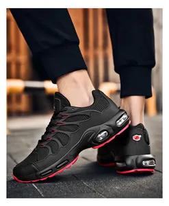Dettaglio scarpe da corsa nere da uomo con accenti rossi e cuscinetti d'aria visibili