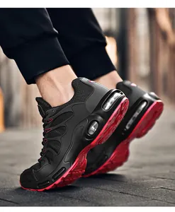 Dettaglio laterale delle scarpe da corsa con cuscinetto d'aria traspiranti nero e rosso