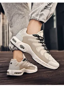 Dettaglio scarpe da corsa beige da uomo con ammortizzazione ad aria e tessuto jacquard