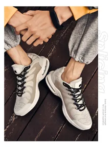Dettaglio scarpe da corsa con cuscinetto d'aria traspiranti sui piedi del modello