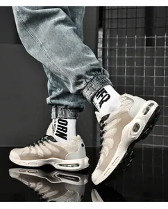 Vista dettagliata delle scarpe da corsa traspiranti con cuscino d'aria in beige