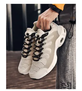 Scarpe da corsa uomo con ammortizzazione ad aria, tessuto mesh e finitura crema.