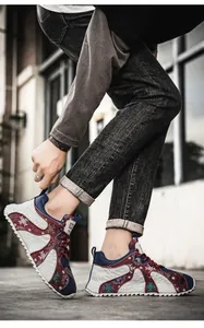 Κομψά ανδρικά casual sneakers με έθνικ σχέδιο σε αστικό περιβάλλον δρόμου για περπάτημα