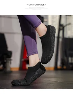 Nahaufnahme von leichten schwarzen gestrickten Yoga-Socken-Schuhen beim Indoor-Sport