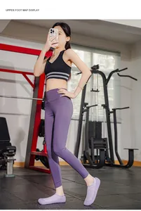 Nahaufnahme der lila ultraleichten und atmungsaktiven Yoga-Socken-Schuhe im Gym
