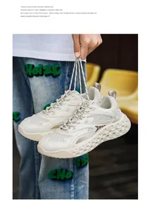 Detalle lateral de zapatillas blancas de malla con suelas de plataforma