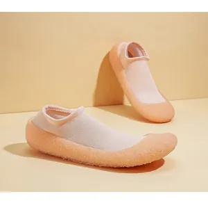 Detailaufnahme von leichten pfirsichfarbenen Yoga-Socken-Schuhen mit strukturierter Sohle.
