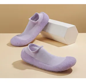 Detailansicht der leichten lavendelfarbenen Yoga-Socken-Schuhe auf einem Podest