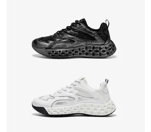 Perfil lateral de zapatillas chunky de malla para hombre con entresuela hueca en blanco y negro