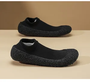 Seitenansicht der leichten schwarzen Yoga-Socken-Schuhe mit strukturierter Sohle