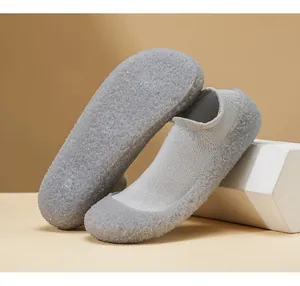 Dettaglio di scarpe da yoga grigie ultra leggere con suola in gomma antiscivolo testurizzata