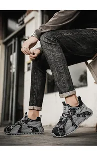 Κοντινό πλάνο ανδρικών γκρίζων casual sneakers με ύφασμα που αναπνέει και σόλα