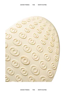 Primer plano detallado de la suela de goma crema antideslizante de un zapato deportivo