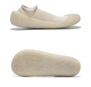 Detailansicht der beigen Yoga-Socken-Schuhe mit Strickobermaterial und Profil