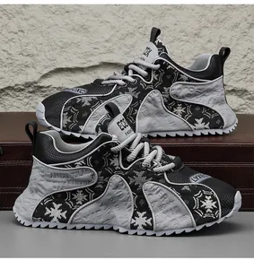 Λεπτομερής πλάγια όψη των γκρι-μαύρων sneakers με ανάγλυφα μοτίβα και ιδιαίτερη σόλα