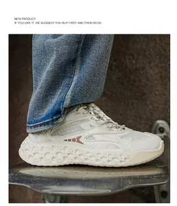 Detalle de las elegantes zapatillas chunky de hombre en malla transpirable crema