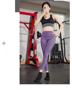 Dettaglio di scarpe a calzino per yoga nere, ultraleggere e traspiranti in una palestra