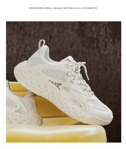 Vista lateral detallada de zapatillas con plataforma de malla beige transpirable para hombre