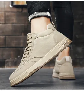 Vista dettagliata di sneaker casual beige da uomo alte con design stile lavoro