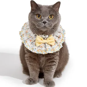 Vista detallada de un collar de encaje floral para mascotas con pajarita amarilla en gato