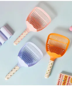 Detailweergave van kattenbakscheppen in macaron-kleuren met 3-traps filteropeningen