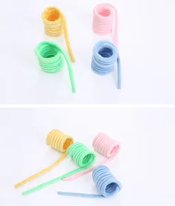 Detailansicht farbenfroher Plüsch-Sprungfedern für Katzen in Gelb, Rosa, Grün und Blau.