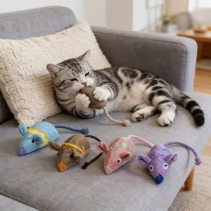 Vari giocattoli a forma di topo in peluche per gatti per il gioco interattivo e sano
