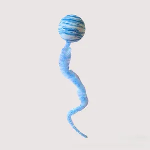 Pallina di peluche blu marmorizzata per gatti con lunga coda ondulata iridescente.