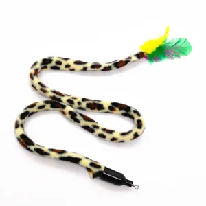 Detalle de cola de felpa de leopardo y plumas de colores para cabezal de repuesto de gato