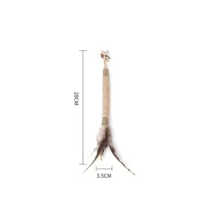 Detailansicht eines natürlichen Silvervine-Katzenstabs mit Federn und 28 cm Länge