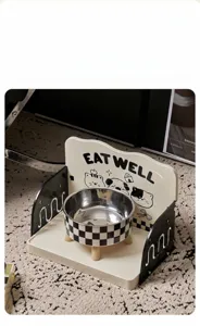 Detailopname van een geruite voerbakhouder met roestvrijstalen bak voor katten en honden.
