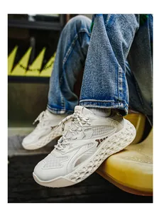 Detalle de zapatillas chunky dad de malla crema para hombre para un estilo de vida informal fuera.