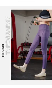 Detailansicht der leichten Yoga-Socken-Schuhe beim Training in einem Fitnessstudio