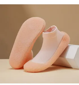 Detalle de zapatos tipo calcetín de malla transpirable con suela antideslizante