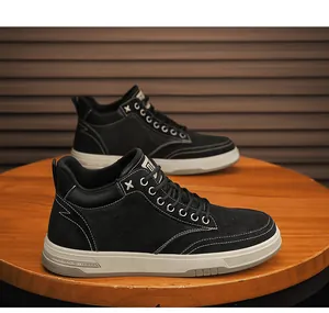 Scarpe casual in pelle nera alta da uomo su un tavolo di legno, stile streetwear vintage.