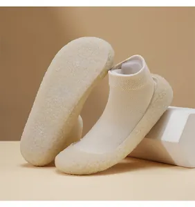 Detailansicht von leichten beigen Yoga-Socken-Schuhen mit strukturierter Sohle.