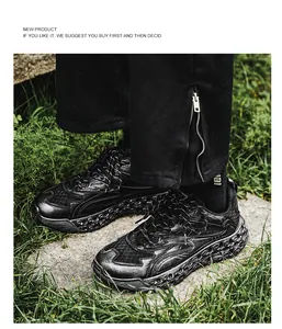 Vista detallada de zapatillas chunky para hombre en malla negra desgastada afuera