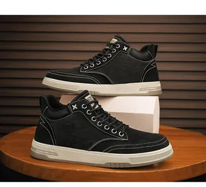 Vista dettagliata di eleganti sneakers alte nere con cuciture bianche su display in legno