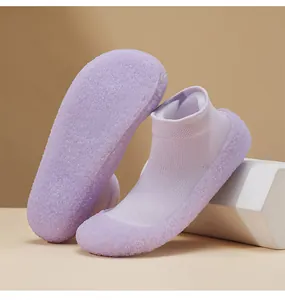 Detailansicht der lila leichten Yoga-Socken-Schuhe mit rutschfesten Gummisohlen.